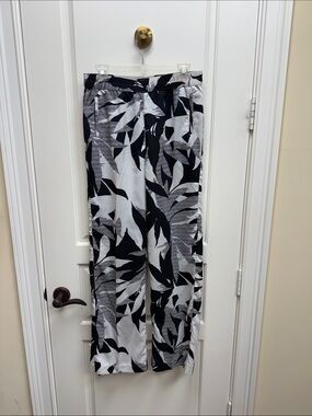 Wide-Leg Floral Print Pants in Black & White Never Worn.